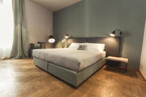 un dormitorio con una cama grande en una habitación en Piccola Torre Maison, en Vigevano