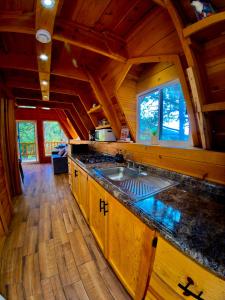 a kitchen with a large sink in a cabin at Glamping MORET Cabaña Alpina M2 in Los Lirios