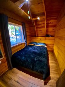an overhead view of a bed in a log cabin at Glamping MORET Cabaña Alpina M2 in Los Lirios