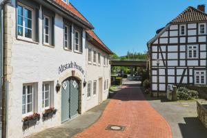 a building with a green door on a street at Altstadt Pension Vlotho in Vlotho