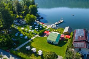 eine Luftaufnahme eines Parks neben einem See in der Unterkunft Seehotel Hoffmann in Steindorf am Ossiacher See