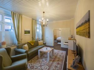 ein Wohnzimmer mit einem Sofa und einem Tisch in der Unterkunft Hotel am Rathaus in Schönberg in Holstein