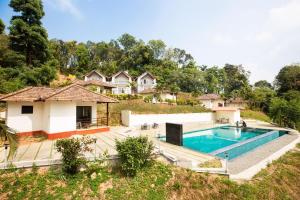 ein Bild von einem Haus mit Swimmingpool in der Unterkunft The Nest Bettathur, Coorg in Madikeri