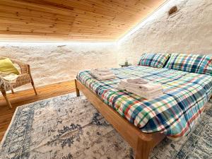 a bedroom with a bed and a couch in a room at Casa del Sorriso in Costa