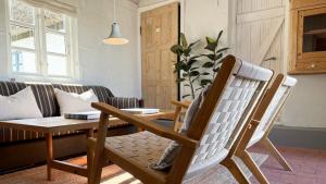 ein Wohnzimmer mit einem Holztisch und Stühlen in der Unterkunft Æ Quinta in Klitmøller