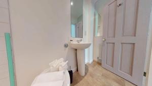 a white bathroom with a sink and a mirror at Upper Fisher Row in Oxford +14 photos