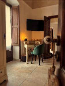 a room with a desk and a green chair at Le Dimore al Castello in Massafra +28 photos