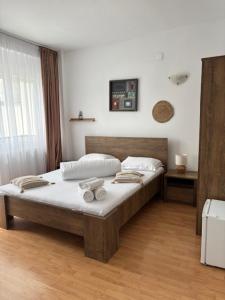 a bedroom with a bed with two towels on it at Casa Ana Serena in Eşelniţa