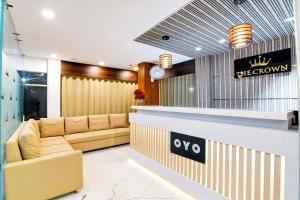 a lobby with a couch and a reception desk at Hotel O The Crown in Kolkata