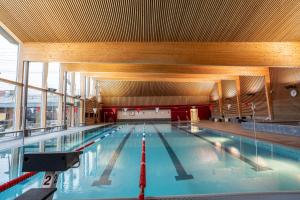 a large swimming pool in a building at Gruppenhaus Frutigresort in Frutigen
