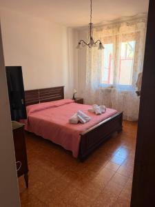 a bedroom with a bed with two towels on it at Casa di Mary in Pontremoli