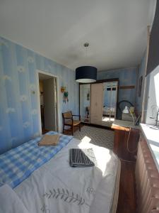 a bedroom with a bed with a blue wall at Peatuspaik Paides in Paide