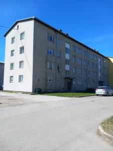 an apartment building with a car parked in front at Peatuspaik Paides in Paide