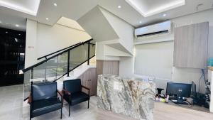 an office lobby with two chairs and a whiteboard at Nathus Hotel in Chapadão do Sul