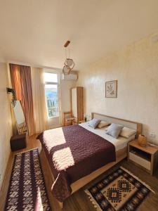 a bedroom with a large bed and a window at Guesthouse Maka in Ureki