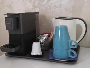 una macchina da caffè con una tazza blu su uno scaffale di B&B La Munachell a Vieste