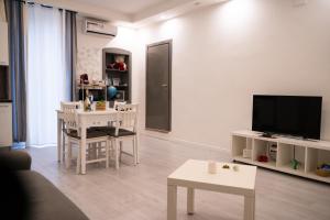 a living room with a table and a tv at Casa 1941 in Conversano