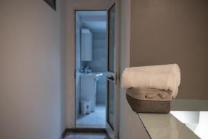 a towel sitting on top of a box in a bathroom at Casa 1941 in Conversano +15 photos