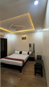 a bedroom with a large bed in a room at Hills inn lodge in Hospet