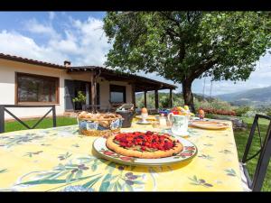 una mesa con un mantel con una pizza. en B&B da Odila, en Poggio Nativo