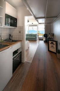 ครัวหรือมุมครัวของ MOOKI Mountain & Pool Gerlitzen Apartment