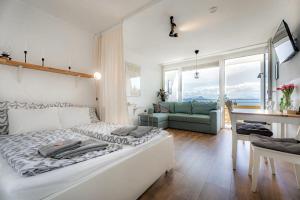 เตียงในห้องที่ MOOKI Mountain & Pool Gerlitzen Apartment +143 ภาพ