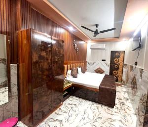 a room with a bed and a shower at PARADISE VILLA Near Prem Mandir in Vrindāvan