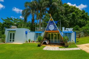a house with a roof that says love at Escondite de Amor in La Vega +6 photos