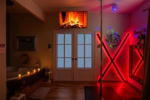 a room with a room with a fire in the ceiling at Escondite de Amor in La Vega