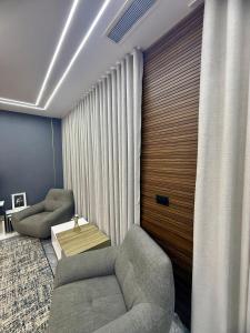 a living room with a couch and two chairs at Grape Resort منتجع وشاليهات عنب in Ajloun