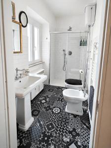 a bathroom with a toilet and a sink and a shower at Royal Nest Venaria Reale in Venaria Reale +7 photos