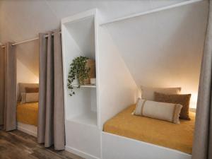 a room with white walls and a shelf with a bed at Bargerveenhuis in Weiteveen