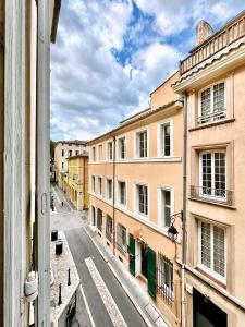 a view of an empty city street from a building at Èrsextius ABB Aix-en-Provence in Aix-en-Provence