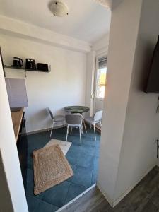 a room with a table and chairs in a room at Apartment Vlado in Sukošan