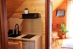 a kitchen in a tiny house with a sink at Tabakowa Chata in Zawoja