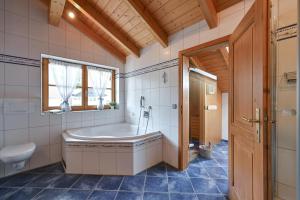 ein Badezimmer mit Badewanne und Toilette in der Unterkunft Ferienwohnung Edelweiß mit Sommer- Bergbahn unlimited kostenlos in Obermaiselstein + 41 Fotos