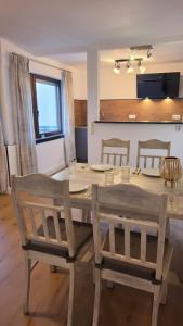 a dining room table with two chairs and a dining room at Ferienhäuschen Brohlbachtal in Gamlen