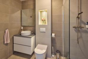 a bathroom with a toilet and a sink and a shower at Nimma Stays Nijmegen in Nijmegen