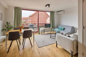 a living room with a couch and a table at Nimma Stays Nijmegen in Nijmegen
