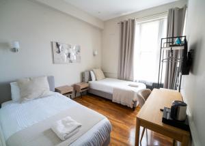 Ένα ή περισσότερα κρεβάτια σε δωμάτιο στο Rushmore Hotel