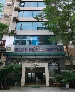 ein Gebäude mit einem Schild mit blauer Perle in der Unterkunft Blue Pearl Hanoi Hotel in Hanoi