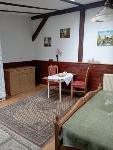 a bedroom with a table and a table and chairs at Ferienwohnung Vogelnest in Templin