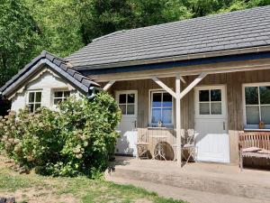 a small white shed with a pitched roof at L'Alterre Durbuy in Durbuy