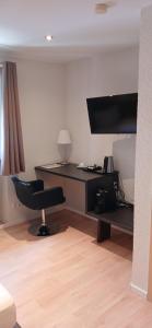 a living room with a desk and a chair at Hotel Birnbaum in Ansbach