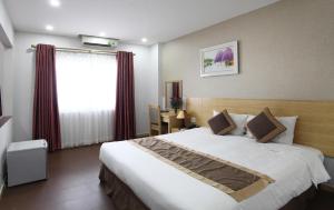 Postel nebo postele na pokoji v ubytování Blue Pearl Hanoi Hotel + 22 fotografií