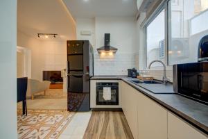 a kitchen with a refrigerator and a stove top oven at The Secret - R5 in Senglea