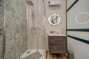 a bathroom with a shower and a sink at The Secret - R5 in Senglea