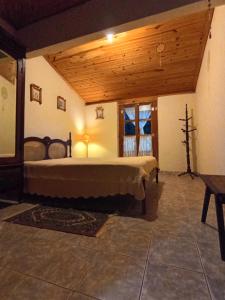 a bedroom with a large bed in a room at Ecoturismo Tripuí in Aiuruoca