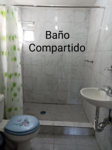 ein Badezimmer mit Dusche, Toilette und Waschbecken in der Unterkunft Hostal Batarse Centro in Torreón
