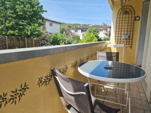 a patio with a table and chairs on a balcony at Vir'Volcans - Terrasse Parking Garage privatif in Romagnat +6 photos